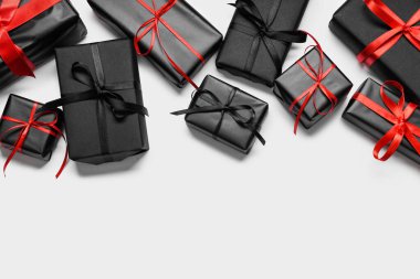 Beyaz arka planda hediye kutuları. Kara Cuma indirimi. Üst görünüm