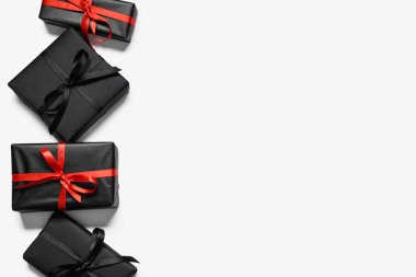 Beyaz arka planda hediye kutuları. Kara Cuma indirimi. Üst görünüm