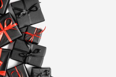 Beyaz arka planda siyah hediye kutuları. Üst görünüm