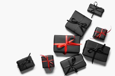 Beyaz arka planda hediye kutuları. Kara Cuma indirimi. Üst görünüm