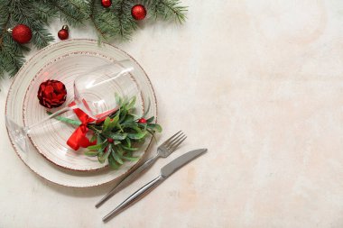 Beyaz arka planda Noel dekoru olan güzel bir masa. Üst görünüm