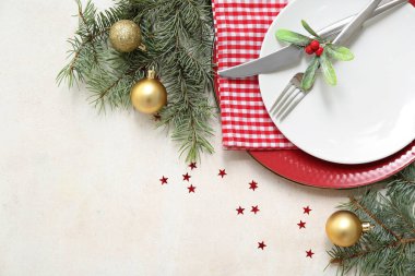 Beyaz arka planda Noel yemeği için güzel bir masa. Üst görünüm