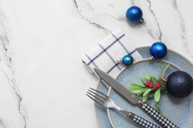 Beyaz grunge arka planda Noel yemeği için ökseotuyla servis edilen masa. Üst görünüm