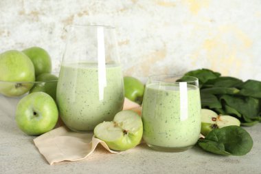 Beyaz arka planda elmalı taze ıspanaklı smoothie.