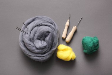 Gri arka planda iğneler olan bir yün seti