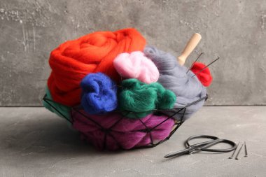 Arka planda kesme, iğneler ve makas için farklı yün sepet