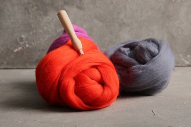 Grunge arka planında iğne olan bir yün seti