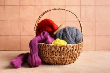 Felç için farklı yün ve renk kiremit duvara karşı iğne sepetleri.