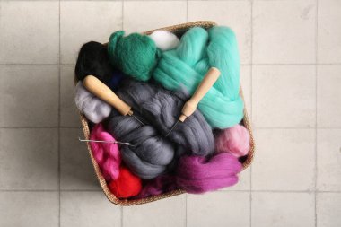 Keçeleme için farklı yün sepet ve hafif fayanslı iğneler.