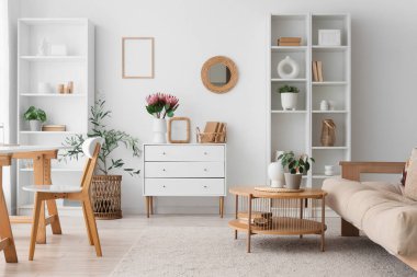 Protea çiçekleri olan oturma odasının içinde.