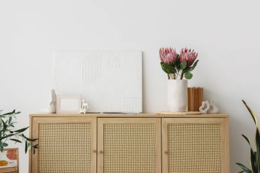 Odada protea çiçekleri olan çekmeceler, yakın plan.