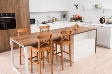 Mutfaktaki yemek masasında Protea çiçekleri