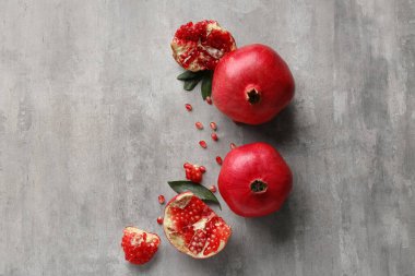 Taze olgun narlar ve gri arkaplanda yapraklar