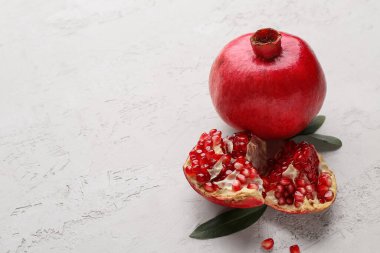 Beyaz zemin üzerinde yaprakları olan taze nar.