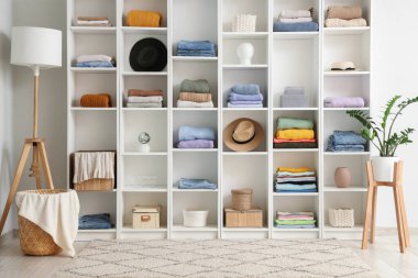 Şık sonbahar kıyafetleri ve aksesuarlarıyla modern gardırop.