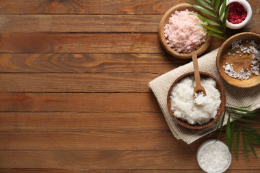 Ahşap arka planda doğal vücut önlüğü, malzeme ve palmiye yaprakları ile kompozisyon