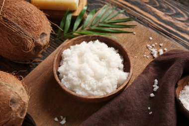 Doğal vücut ovma ve hindistan cevizleri ile ahşap masa, yakın çekim