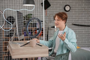 Yatak odasında video kaydı olan bir erkek öğrenci.