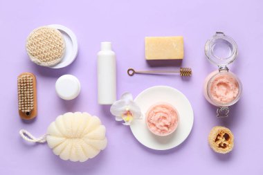Doğal vücut fırçası, kozmetik ürünler ve leylak arka planda banyo malzemeleri ile kompozisyon