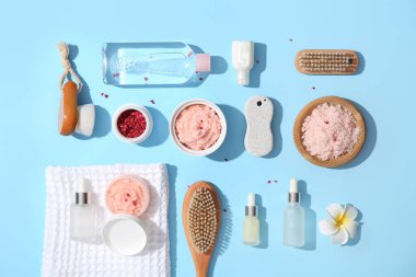 Renkli arka planda doğal vücut önlükleri, kozmetik ürünleri ve spa aksesuarları ile kompozisyon