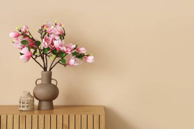 Odadaki çekmece çekmecesinde manolya çiçeği ve dekor var. Yakın çekim.