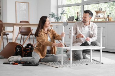 Mutlu çift mutfak raflarını birleştiriyor.