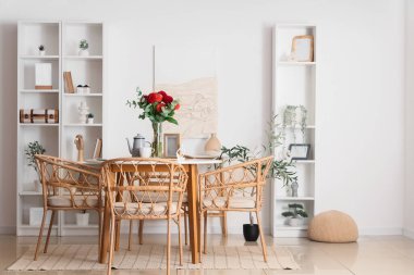 Vazoda Dahlia çiçekleri yemek masasında.