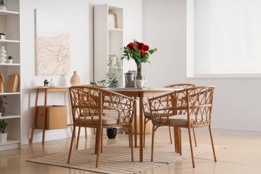 Vazoda Dahlia çiçekleri yemek masasında.