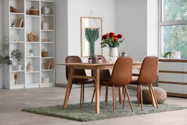 Vazoda yıldız çiçekleri olan yemek masası.