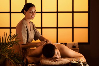 Kadın terapist. Kaplıca salonunda masaj yapan adam.