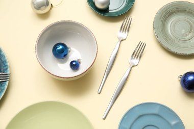 Sarı arka planda Noel topları olan güzel bir masa.