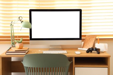 Oturma odasında boş bilgisayar monitörü olan modern işyeri