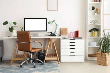 Çalışma odası ve raf ünitesi olan oturma odasının içinde.