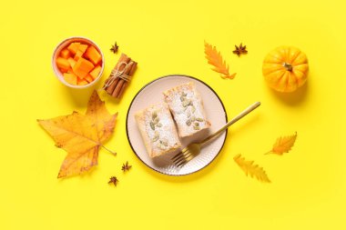 Lezzetli balkabaklı börek, tohumlar, tarçın, yıldız anason ve sarı arka planda sonbahar yaprakları.