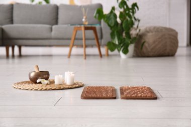 Sadhu tahtası Tibet şarkı kasesi ve mumlarla oturma odasında.