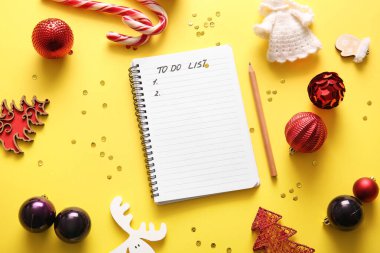Sarı arka planda Noel dekoru olan boş yapılacaklar listesi