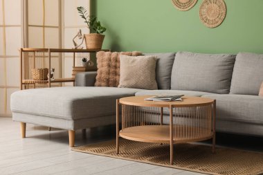 Rahat bir kanepe, kahve masası ve oturma odasının içindeki raf ünitesi.