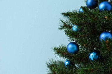 Mavi arka planda dekoru olan güzel bir Noel ağacı. Yakın çekim.
