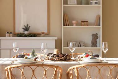 Oturma odasında Noel süsleri ve mumlarla dolu güzel bir masa.