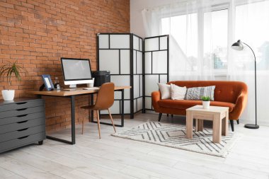 Koltuk ve portatif elektrik santrali olan ofis içi.