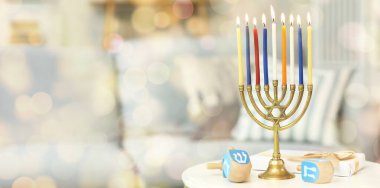 Evdeki masada mum, hediye ve dreidels yakmak. Hanuka kutlaması