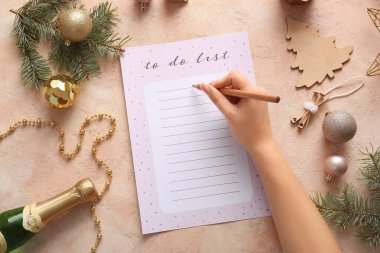 Grunge arka planında Noel dekoru olan kadın yapılacaklar listesi yazıyor