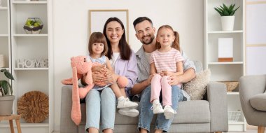 Evdeki koltukta oturan mutlu bir aile.