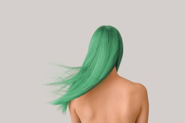 Nane rengi saçı açık arka planda, güzel bir genç kadın.