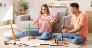 Evde mobilya montajı yapan genç çift.