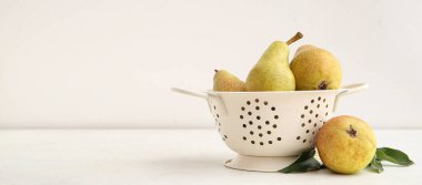 Açık arkaplan üzerinde kevgir armutları ve metin için boşluk