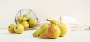 Işık arkaplanı üzerinde taze armutlar  