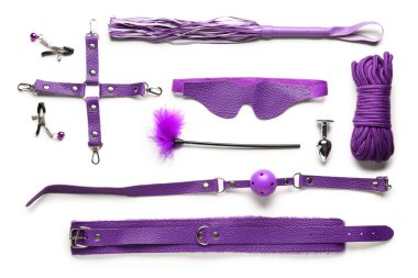 Beyaz arka planda mor seks oyuncakları