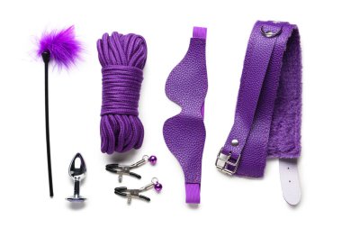 Beyaz arka planda mor seks oyuncakları