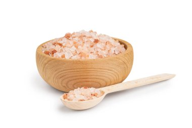 Beyaz arka planda Himalaya pembe tuzu ile ahşap kase ve kaşık